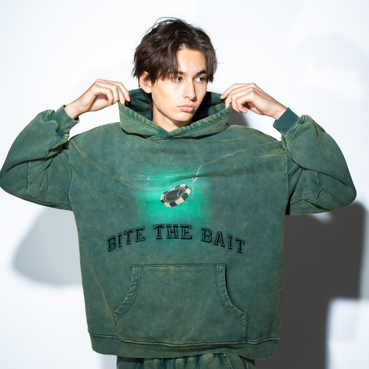 フーディー“BITE THE BAIT” ダークグリーン – World Wide Yokosawa