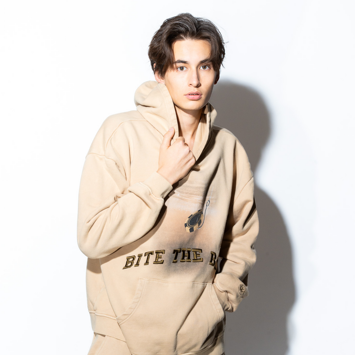 限定】フーディー“BITE THE BAIT” ロイヤルミルクティー – World
