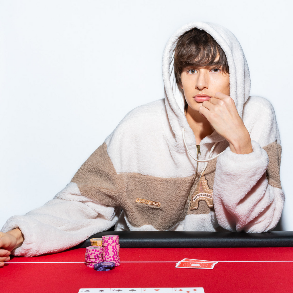 ボアフーディー “TRAVELHOLIC” ベージュ – World Wide Yokosawa