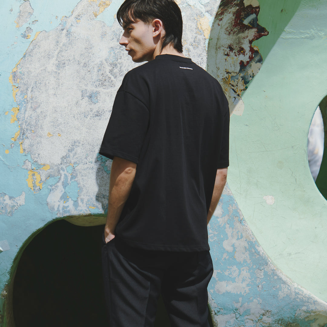 Tシャツ“UNDER THE GUN”ブラック – World Wide Yokosawa