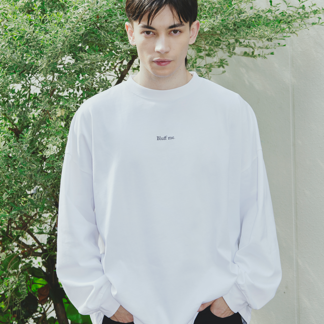 138億年未満 ロングTシャツ ロングTシャツ “Bluff me”ホワイト – World Wide Yokosawa